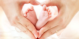 foto piedi neonato e mani genitore