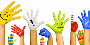 foto con mani di bambini dipinte in vari colori