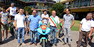 Davanti al Centro commerciale cento vetrine con Palmiro Ucchielli e la moto