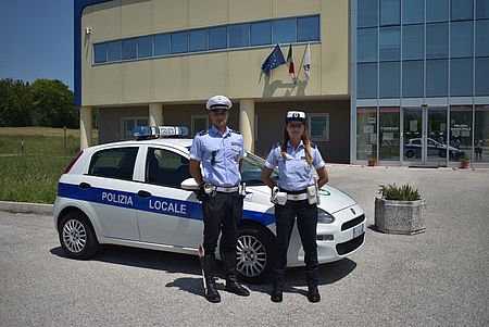 foto d Agenti di Polizia Locale in divisa