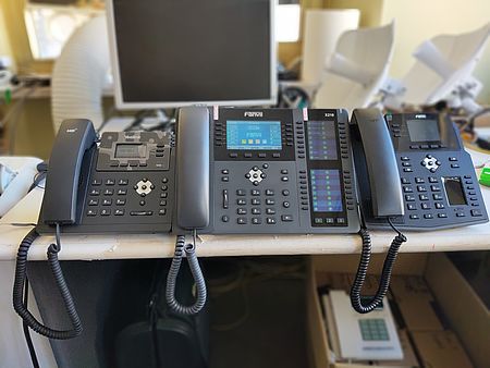 Foto di 3 diversi telefoni VoIP su scrivania