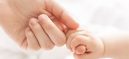 Mano di bimbo dentro mano di mamma