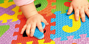 foto di puzzle con mani bambino