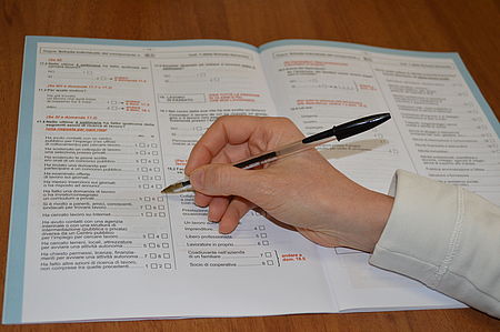mano che compila Rilevazione statistica