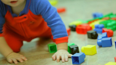 foto bambino con giochi